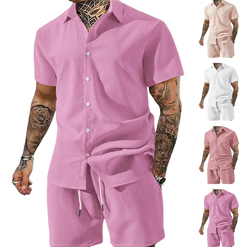Summer washable crinkled texture men’s collared short-sleeve shirt + drawstring shorts two-piece set; loose, breathable solid-color beach vacation outfit featuring a fully buttoned shirt and elastic-waist casual shorts for travel wear.