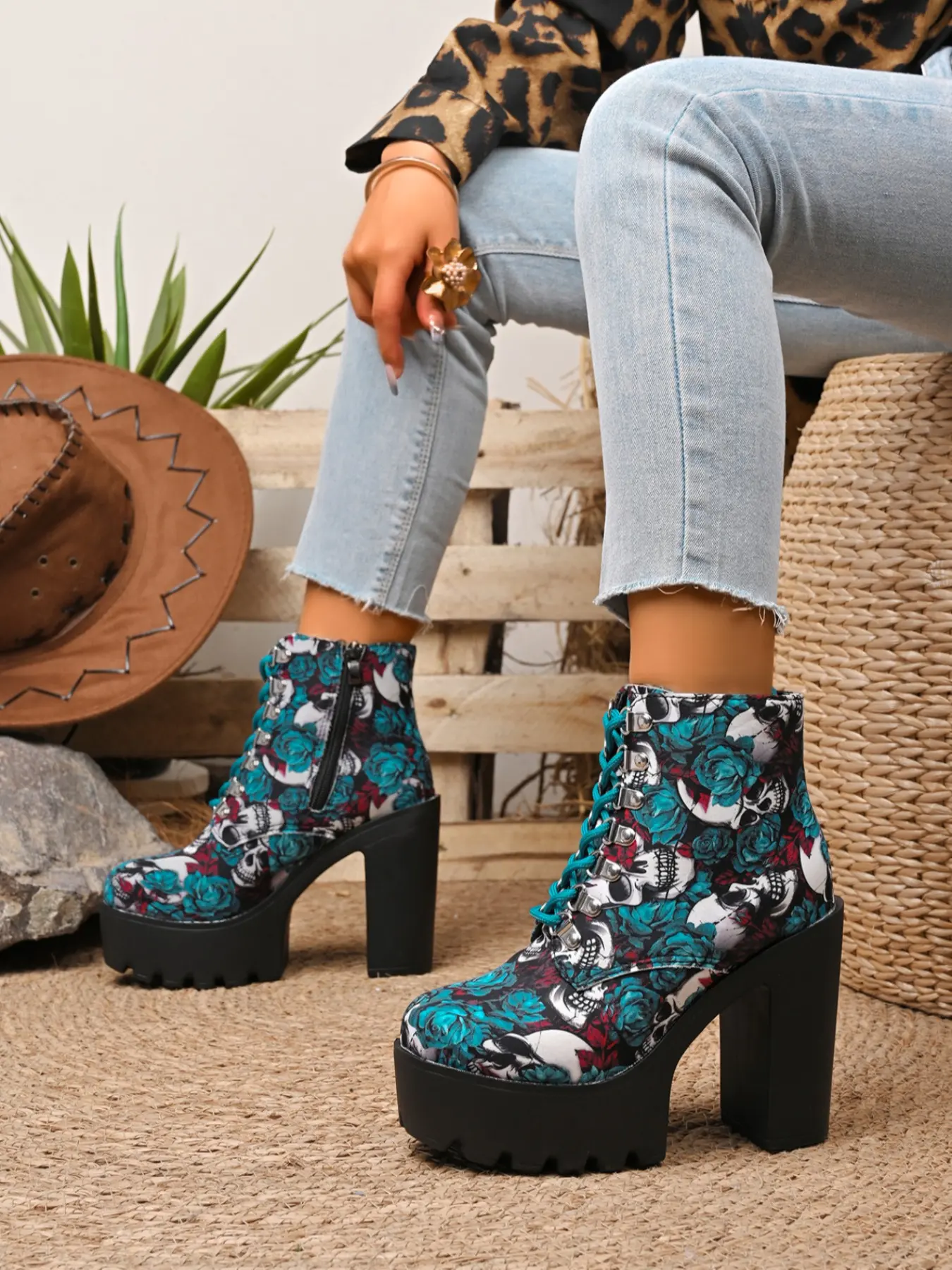 Women's Rose Skull Heeled Ankle Boots, Lace-Up Platform Design, Soft Sole Thick Heel, Round Toe Shoes for Halloween Party, Fashionable & Comfortable, Goth Platform Boots