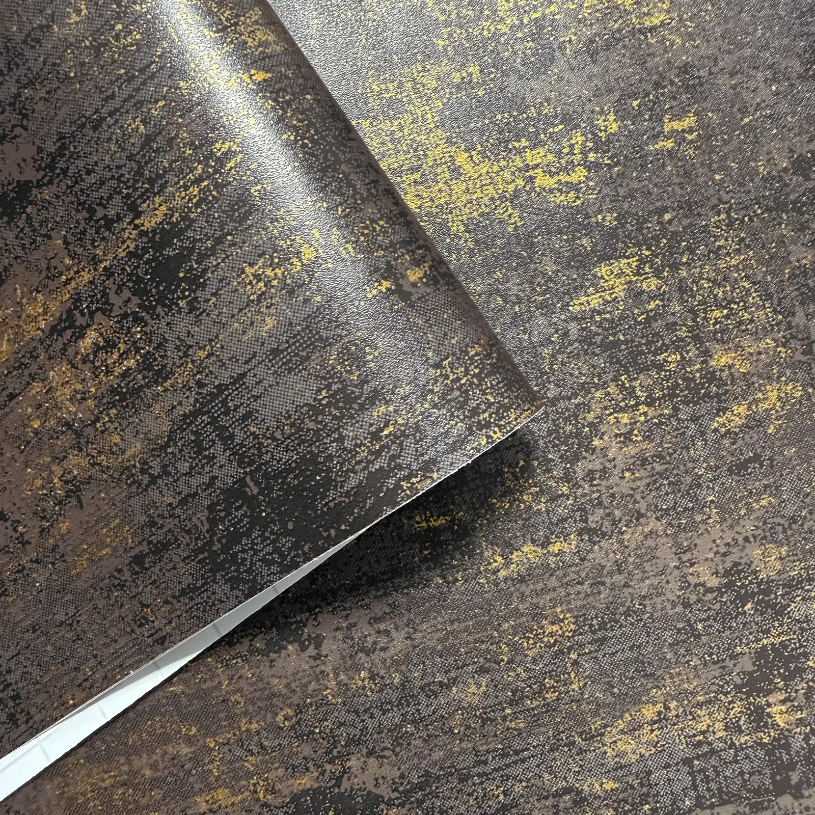 Black and Gold Peel and Stick Wallpaper, Distressed Metallic Effect Textured Self Adhesive Wall Covering for Living Room, Bedroom, Bathroom, Office and Modern Luxury Accent Wall Decor