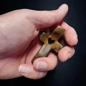 Wooden Cross Set, Religious Gift, 2pcs/4pcs/6pcs/8pcs Olivewood Cross, Religious Decor Ornaments, Religious Home Decor, Room Decor, Living Room, Ornaments, Wooden Cross Decorations, Handheld Wooden Cross, Hand Heart Design