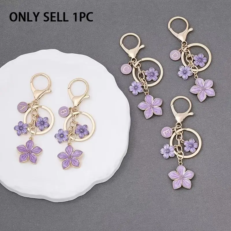 1Pc Women's Initial Floral Pattern Keychain, Stylish Keychain, Stylish Keyring - Gold Tone Purple Flowers, Lobster Clasp Design, Bag and Key Charm, Valentine's Day Gift, Everyday Special Occasion, Fashion Accessory, Decorative Bead Detail, Alloy Keychain