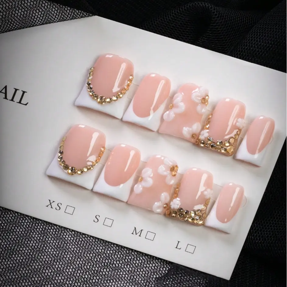 10pcs Y2K Style 3D White Flower Short Duckbill Press-On Nails, Fake Nails, Handmade French Manicure Glossy False Nails With Fashionable Rhinestone Decorated Sparkling Rhinestones, Glitter Decorative Nail Design Nails, Suitable For Daily, Travel, Party