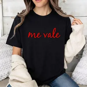 Me Vale T-Shirt Funny Spanish Slang Graphic Tee Sassy Latina Aesthetic Red Cursive Script I Don't Care Quote Mexican Humor Minimalist Top