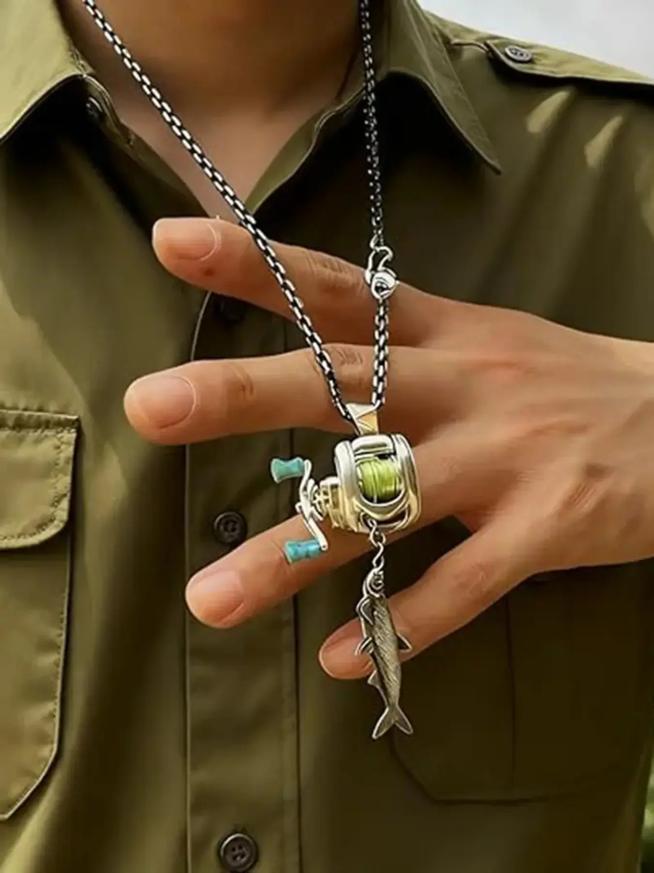 Mini Fishing Line Reel Necklace with Rotating Handle, Detachable Line Guide Ring Pendant, Decorative Necklace, Portable Keychain for Fishing Enthusiasts