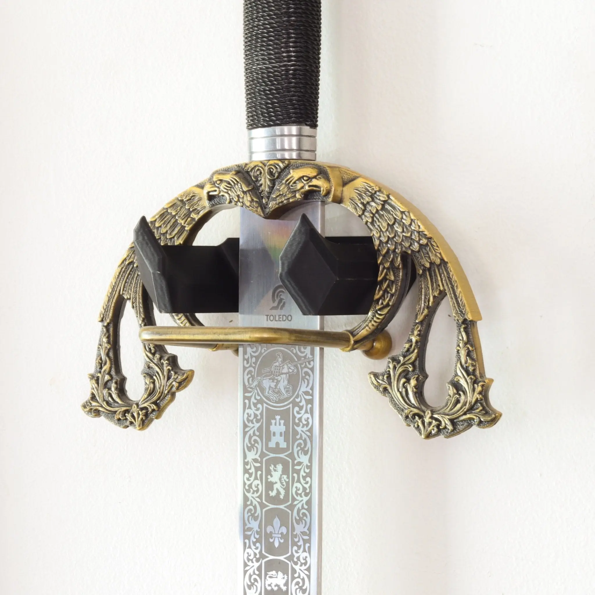 Minimalist Vertical Sword Wall Mount – Hidden Katana Holder for Longsword, Cosplay Sword & Samurai Display
