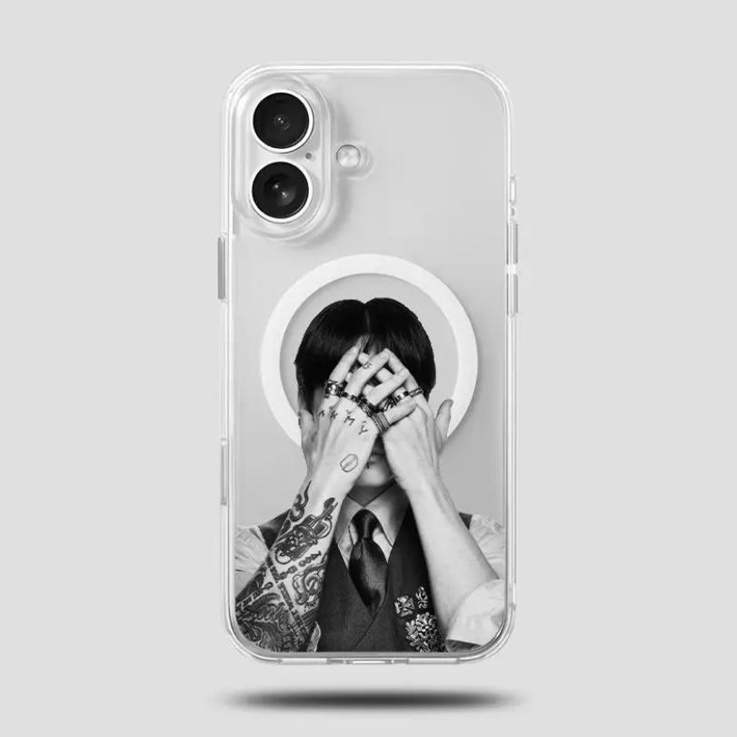 Retro-Style Phone Case - "We Are Back"Magnetic Protective Cover. Featuring a vintageblack-and-white aesthetic and artistic boy banddesign, this K-Pop concert-themed merchandise iscrafted exclusively for ARMY. (Compatible withiPhone Xthrough 17 SAMSUNG  H5