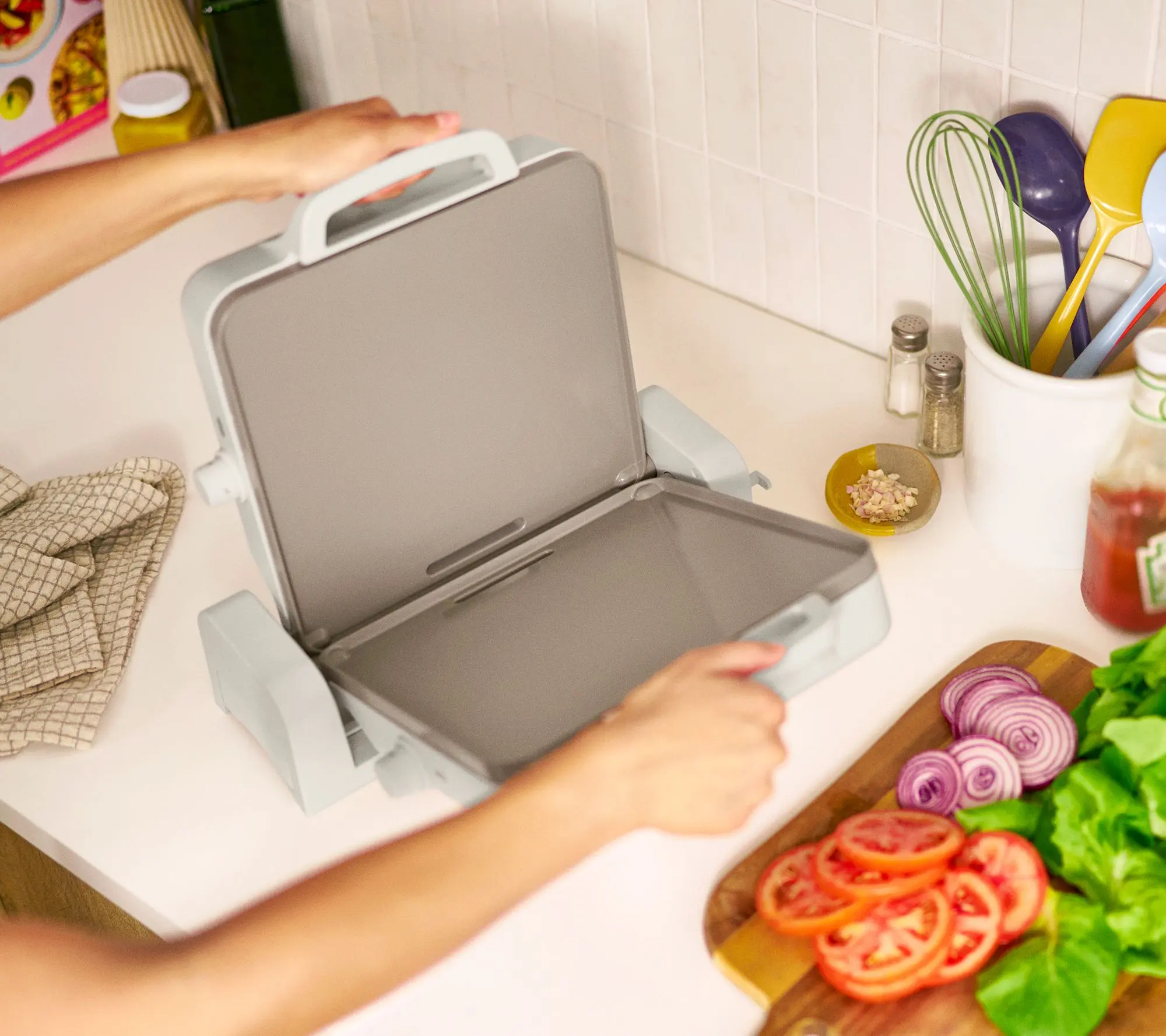 Bella 10" x 20" Ceramic Fold-n -Store Dual Tem p Griddle Bella 10" x 20" Ceramic Fold-n -Store Dual Tem p Griddle