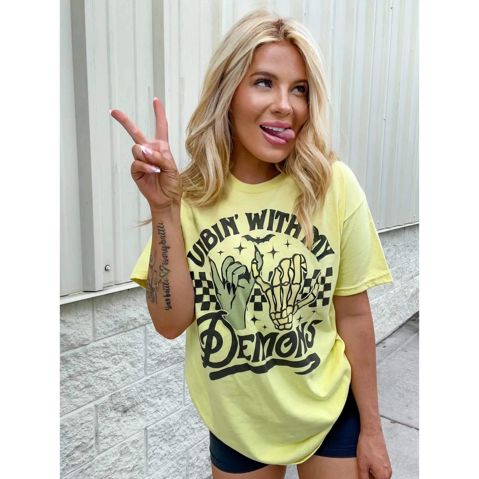 Vibin' Graphic Top