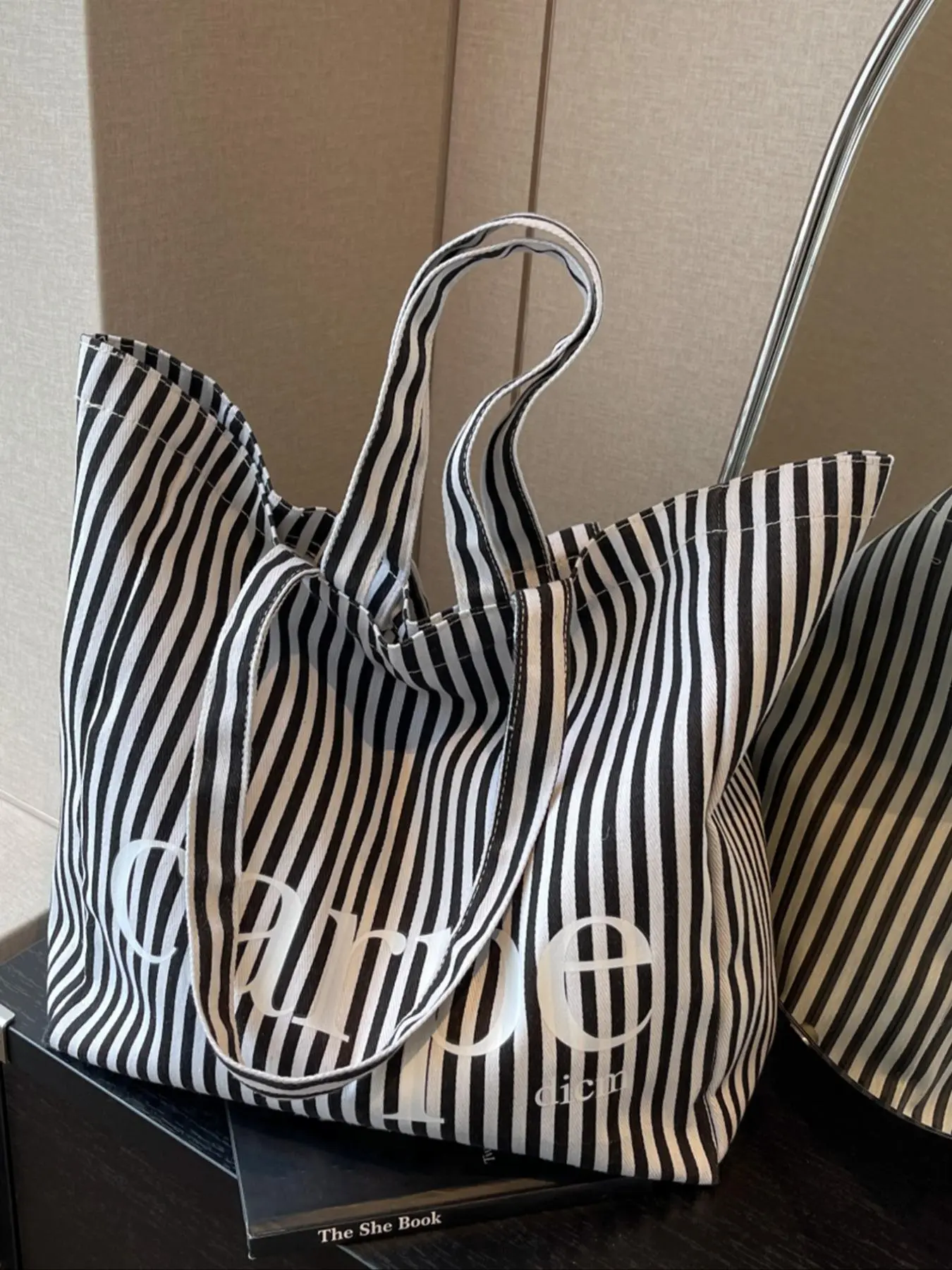 Fashion trend striped contrasting women's casual backpack Versatile Shoulder bag, simple and exquisite personalized niche women's bag, suitable for daily occasions such as commuting, shopping, dating, parties, and going out.
