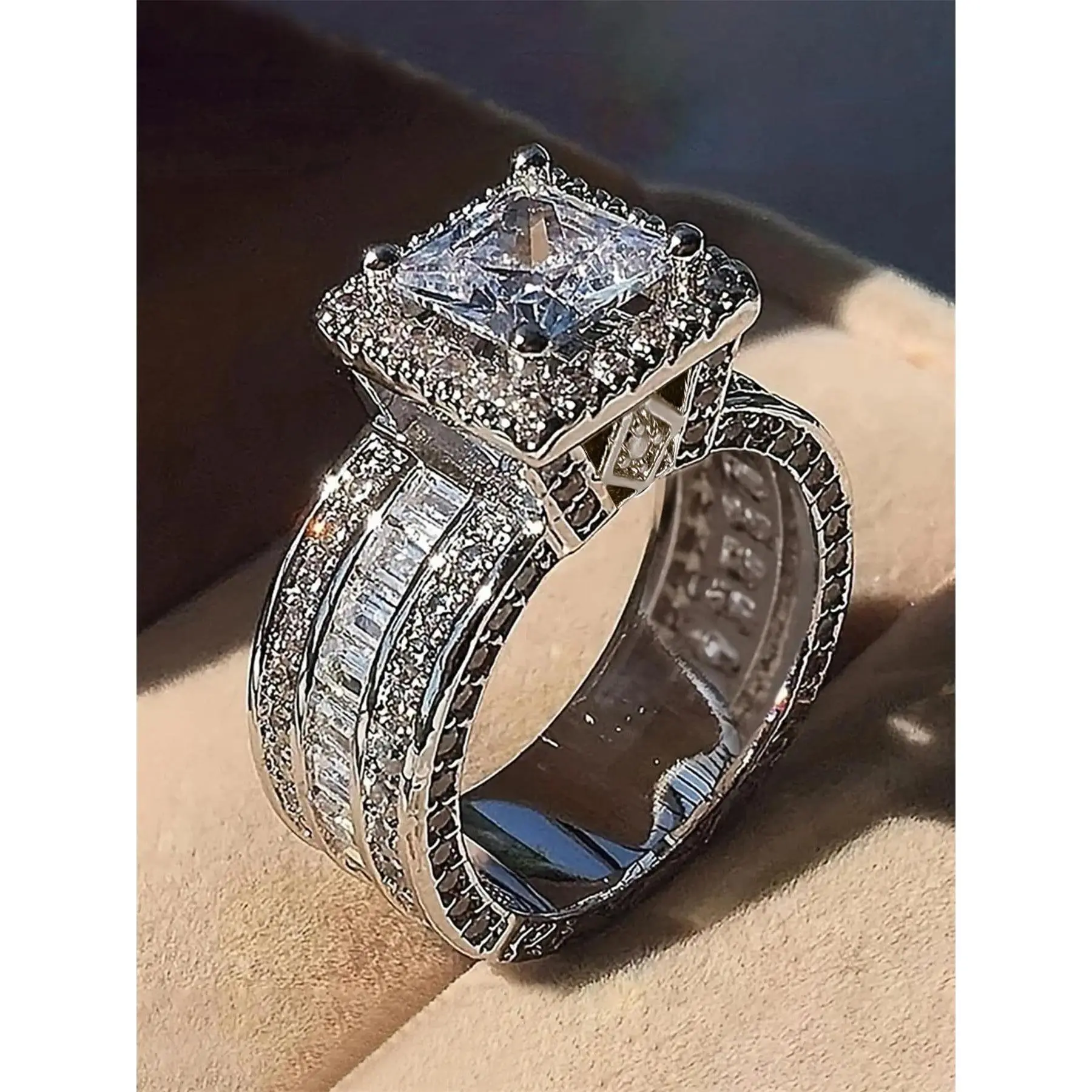 Women's Alloy Copper Rhinestone-Decorated Geometric Ring - Business & Casual Lightweight Costume Jewelry, Camouflage-Accent Trendy Gift for Girlfriend, Female Fit
