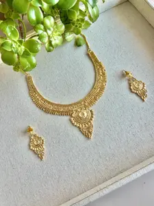 Lipi bib necklace set