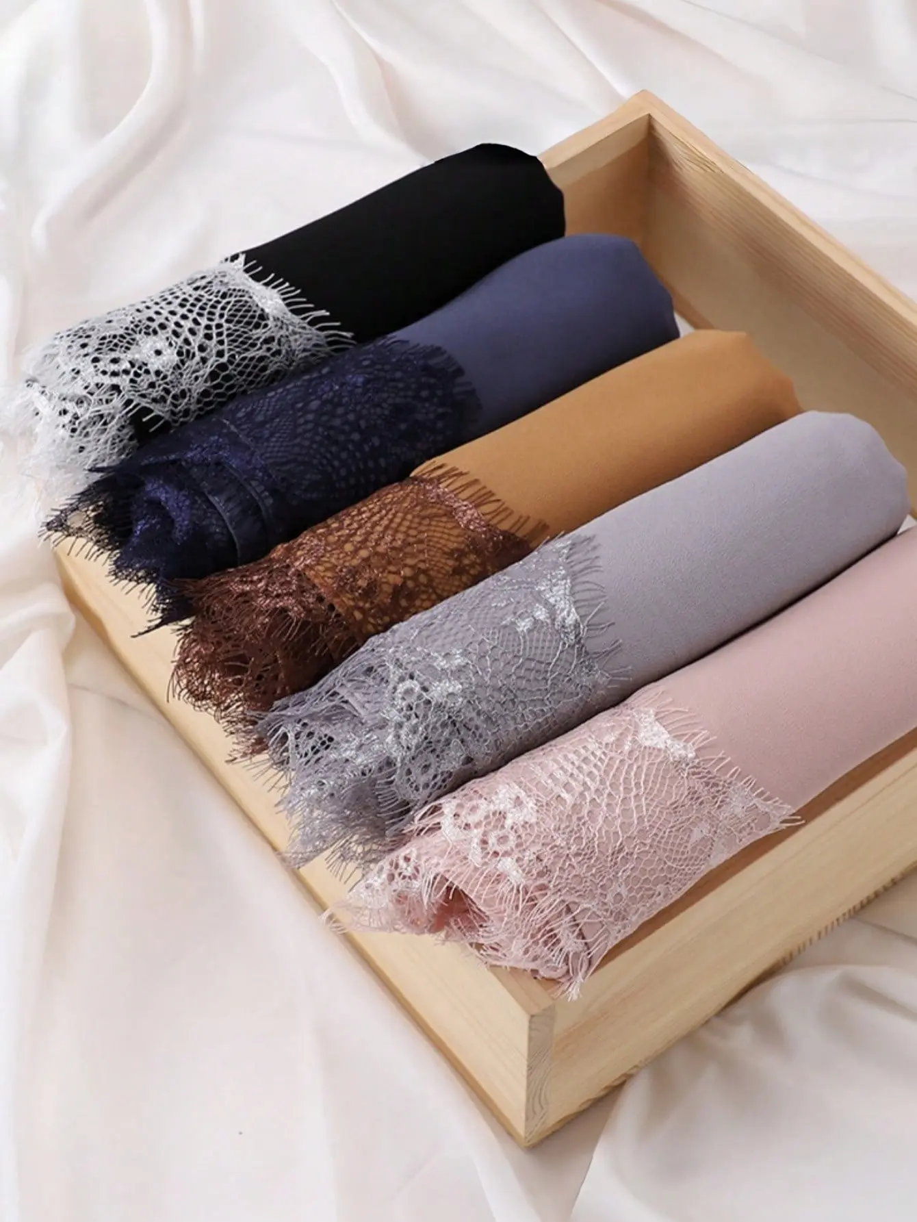 1 romantic lace-paneled chiffon Muslim headscarf/shawl, fashionable headscarf for spring and summer