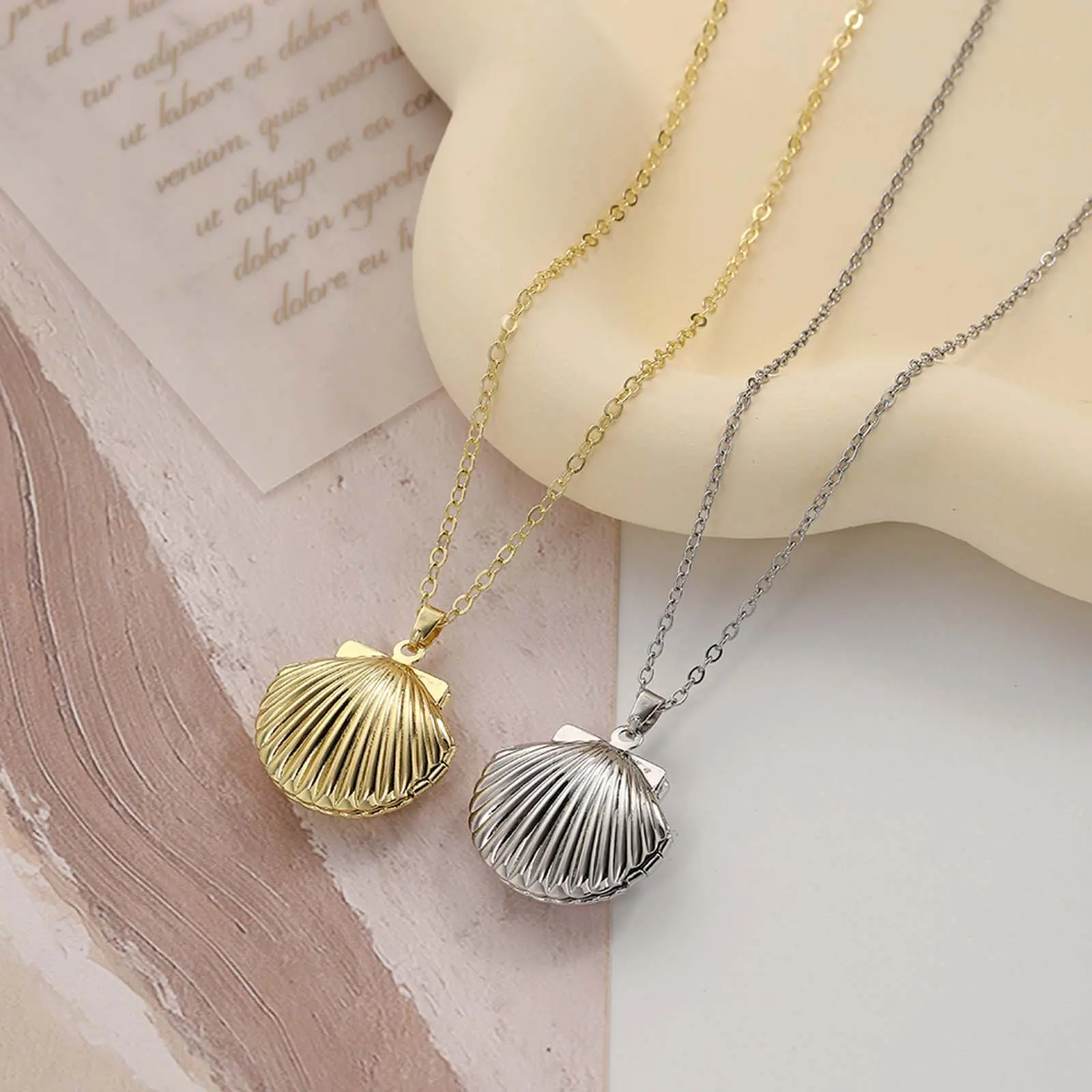 Shell photo box necklace can be opened DIY photo accessories to decorate daily ladies necklace gift