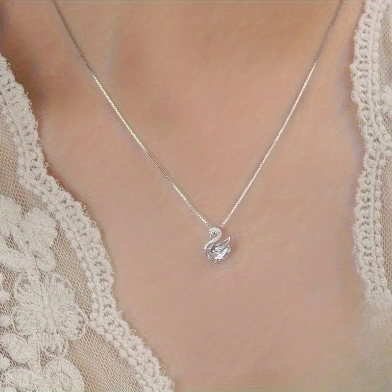 Women's 1pc Gold Aesthetic Little Swan Pendant Clavicle Necklace, Luxury High-End Fashion Versatile Costume Jewelry, Ideal Holiday Gift for Special Occasions