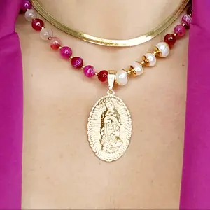 collar con piedras color rosa y dije de la Virgen de Guadalupe hecho a mano (hand made ) ajustable hasta 12 inch