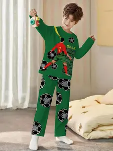 Green Field Football Flyer 2-piece boys' digital printed long-sleeve pajamas with long pants, made of flame-retardant fabric. A fashionable, trendy, casual, comfortable and soft pajama set, suitable for sleeping and home leisure. 100% polyester, suitable