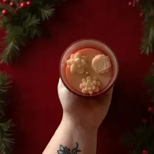 Cranberry Apple %100 Soy Candle with Beautifully Decorated Floral Accents for Aromatic Home Fragrance