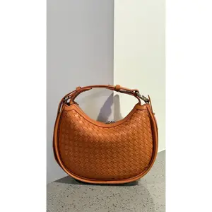 Hobo Bag “Eleganza” – Chic and Versatility in One Accessory