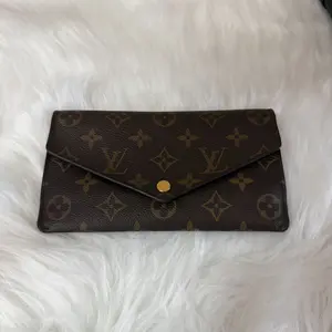 Pre-owned Louis Vuitton Monogram coated canvas with leather trim Small Leather Goods Monogram envelope style long wallet with gold snap closure.ttt