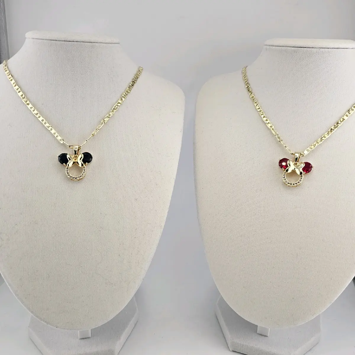 (65)beautifull bow  woman pendant and chain. 18k gold laminated