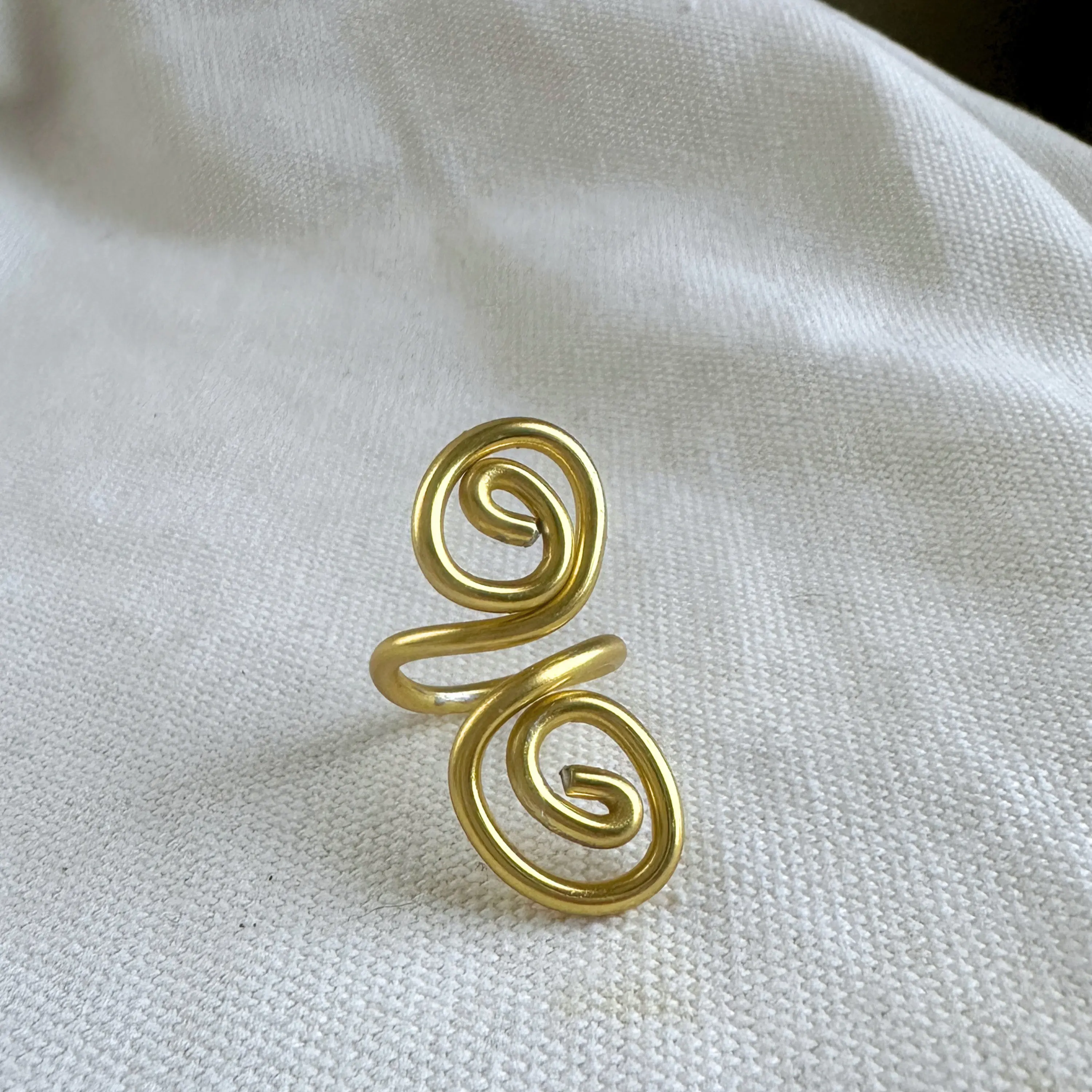 Elegant Gold Spiral Ring - Adjustable Minimalist Design, Perfect for Everyday Wear, Unisex Jewelry, Stylish and Unique Accessory
