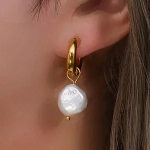 Niche luxury earrings, stainless steel plated 18K freshwater pearl earrings, women's jewelry, exquisite and versatile, suitable for daily matching and gatherings