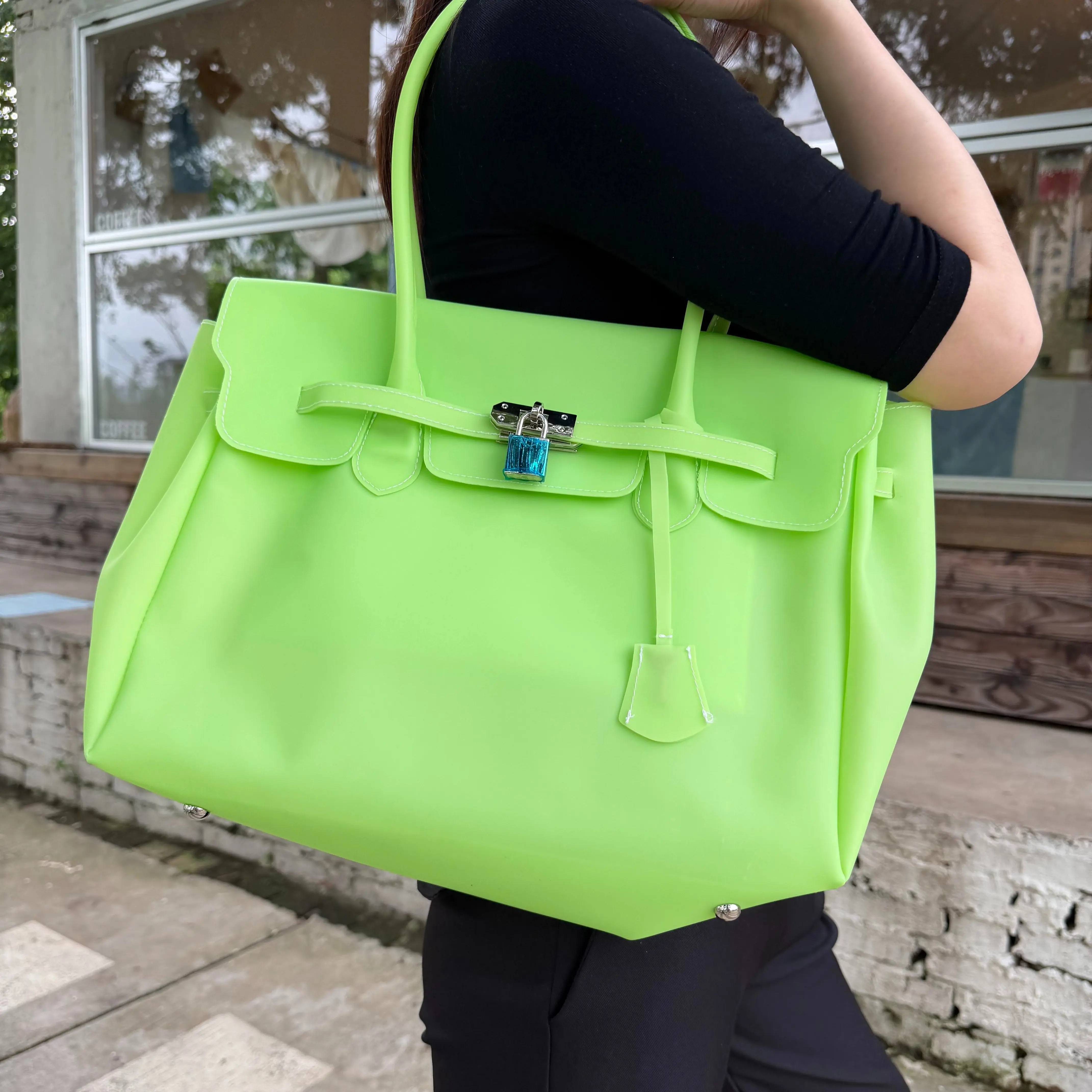 Women's Non Transparent PVC Jelly Shoulder Tote Bag Lightweight Summer Bag for Vacation & Daily Outfits