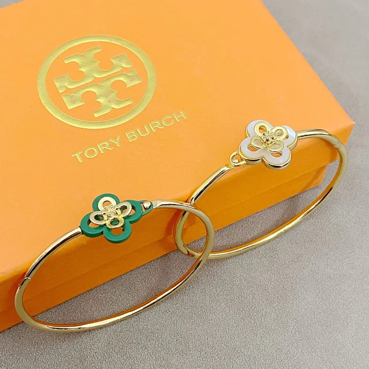 Tory Burch Women’s Kira Hinged Bangle, Elegant Enamel & Mother‑of‑Pearl Inlay Gold Tone Open Bangle Bracelet Daily Wear Jewelry