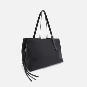 Versatile large-capacity shoulder/tote bag for daily commuting—ideal as a gym bag, shopping tote, and luggage bag.