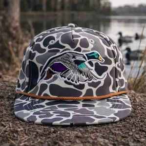 [BEST 2026] Camo Flying Duck Snapback Hat, Mallard Embroidered Hunting Cap, Waterfowl Outdoor Trucker Hat, Vintage Camouflage Flat Brim Hat for Hunters
