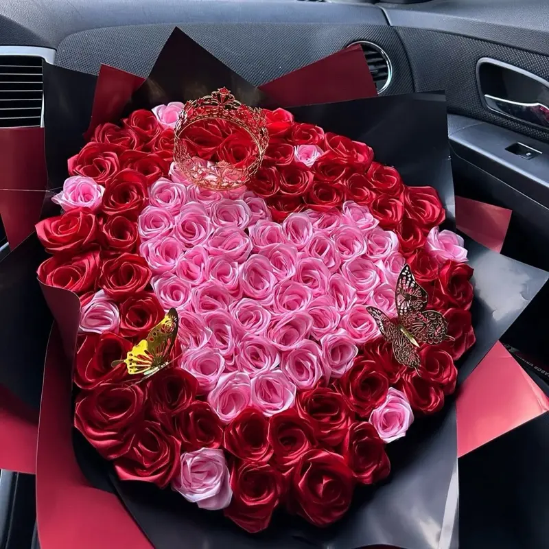 Eternal roses bouquet with heart shaped in the middle Eternal roses bouquet with heart shaped in the middle