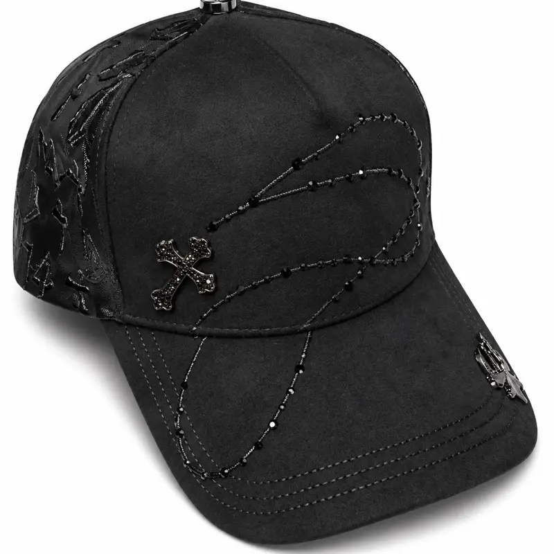 Gorra de éxodo 14-14 negra con pedrería y bordados de alta calidad con el rosario por enfrente total black por JC.