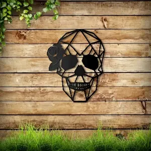 Skull art metal wall decor—ideal for Halloween, indoor & outdoor use. A modern touch to home interiors.