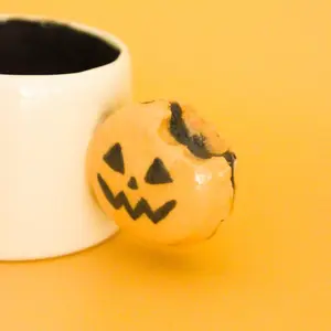 Jack-o-Lantern Macaron Cup