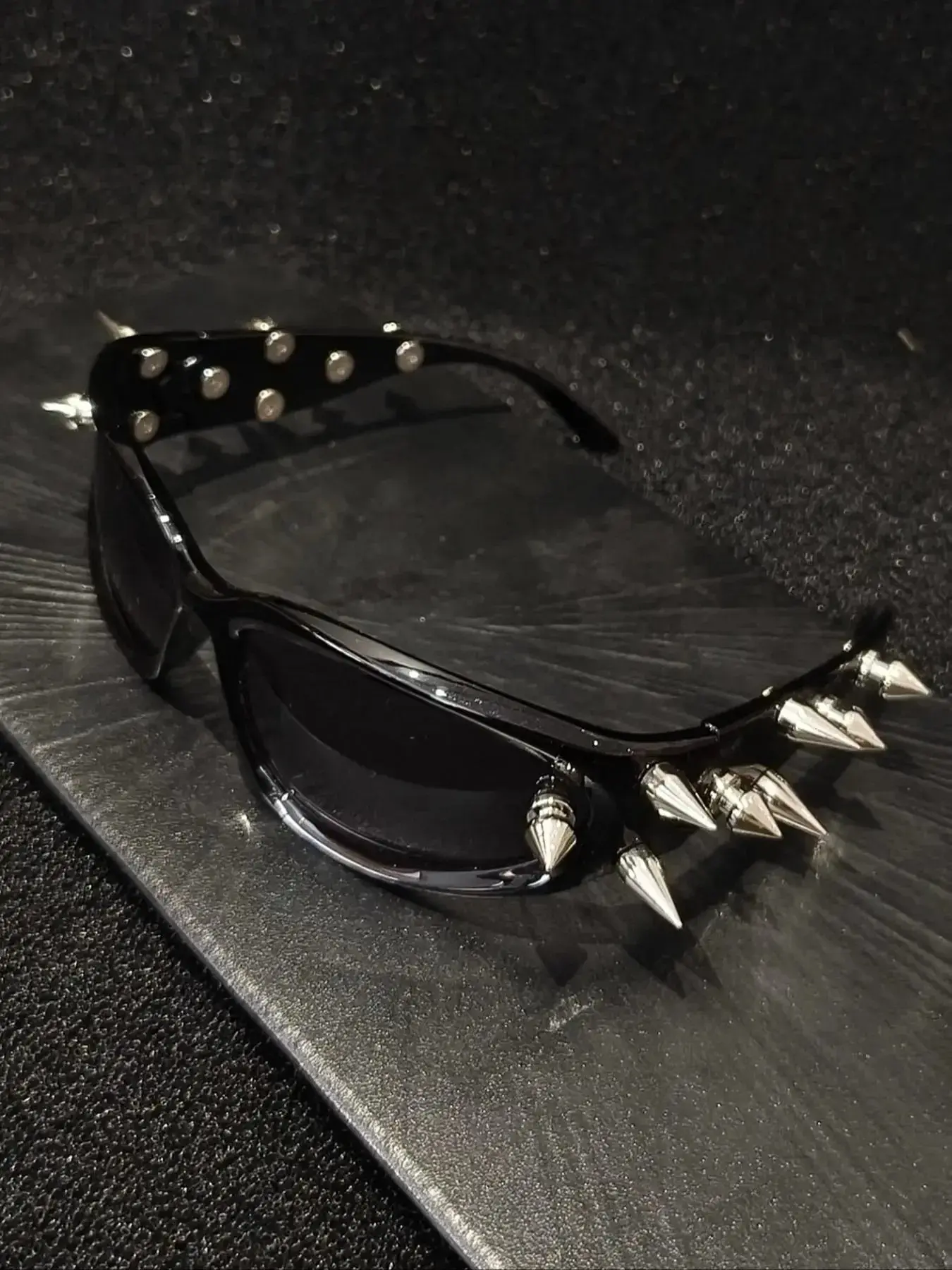 Punk Rivet Decor Gothic Fashion Sunglasses, Cool Sunglasses, Fashionable Sunglasses, Lightweight Durable Design, Trendy Versatile Style, Perfect for Daily Beach Vacation Music Festivals Outdoor Activities, Punk Shades