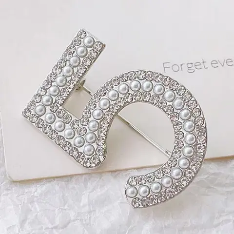 1 pcs Vintage Pearl Alphabet Brooch, Brooch with crystals, Luxurious Number 5 Design with Crystal Rhinestones, Limited Numbered Edition, Retro Socialite Style Accessory, Statement Pin for Dresses & Coats, Brooch Pins
