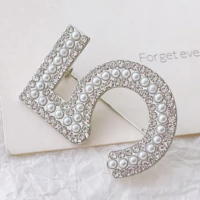 1 pcs Vintage Pearl Alphabet Brooch, Brooch with crystals, Luxurious Number 5 Design with Crystal Rhinestones, Limited Numbered Edition, Retro Socialite Style Accessory, Statement Pin for Dresses & Coats, Brooch Pins