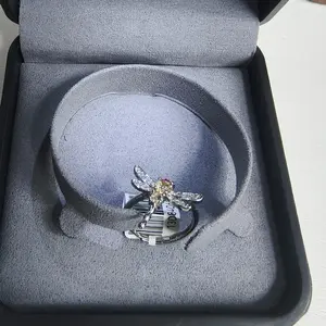 Syia(11262)gc.A delicate open-style dragonfly ring inlaid with sparkling crystals