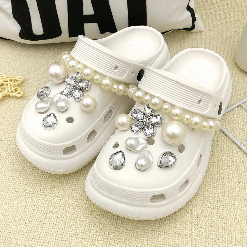 68 Types Shoe Charms Ashionable Shoescharm, Cute Butterfly & Heart Design Shoe Decoration Cave Shoe Buckle DIY Charm Bling Designer Jewelry Accessories For Women Girls Luxury With Bling Girly Chains Fashion For Party Favors Birthday Gifts