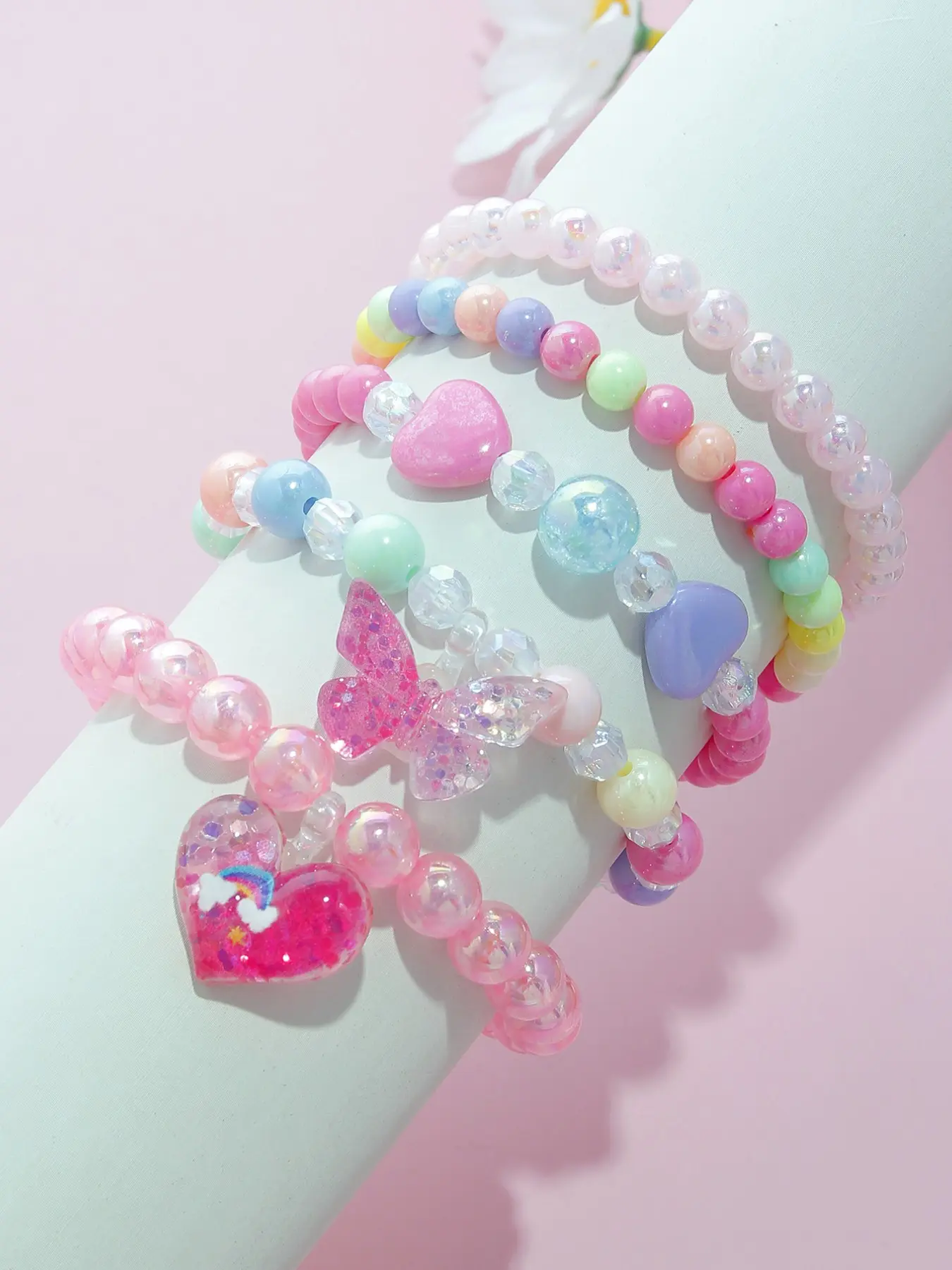 56pcs Acrylic Beaded Bangles Bracelets Set, Mix Bracelet, Resin Heart Butterfly Pendant Elastic Wristbands, Party Gift Jewelry for Girls, Random Colors, All Seasons