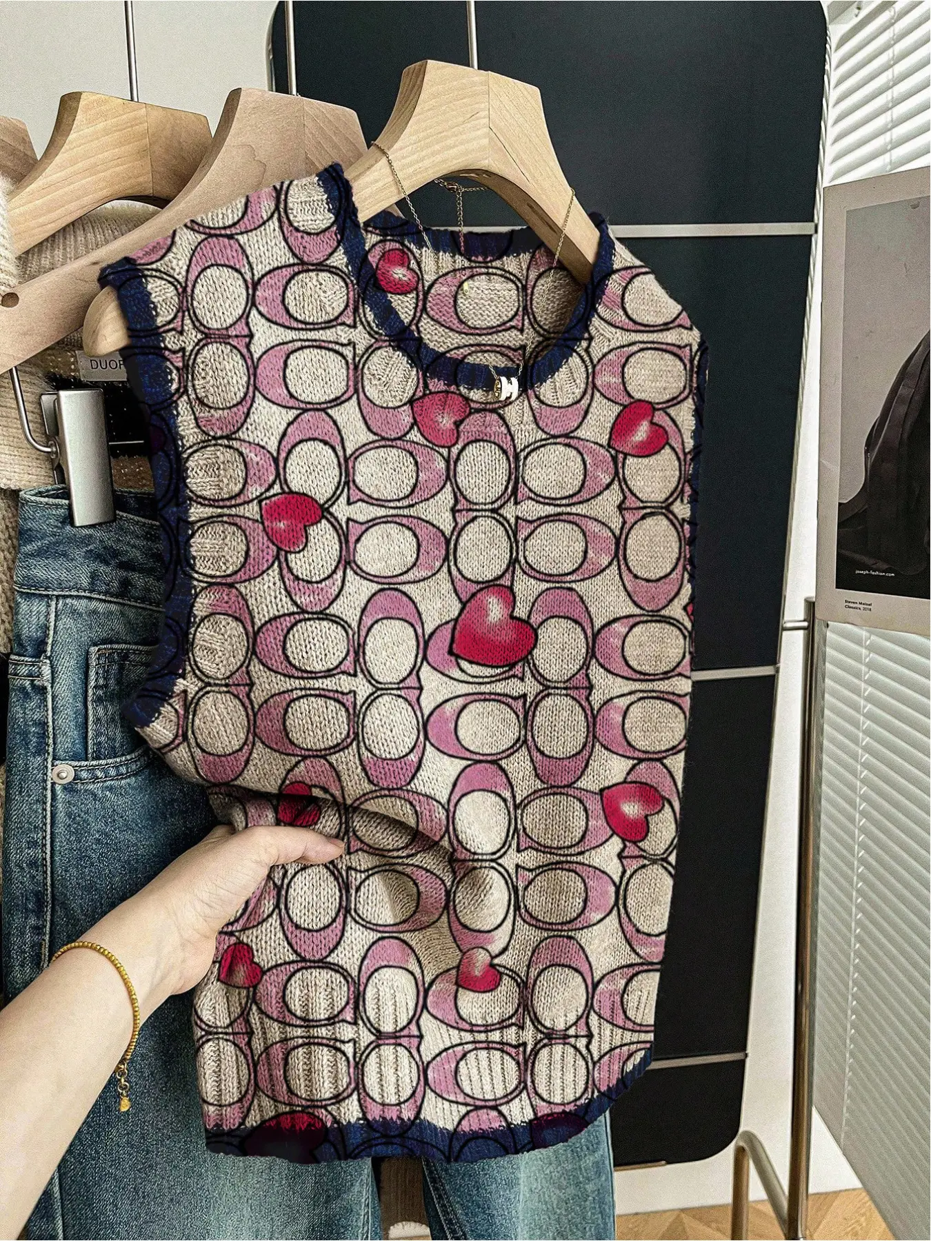 One piece + Women's spring/summer loose-fit round-neck sleeveless knitted top for back-to-school casual style. Features contrast dark blue trim, heart/circle Valentine's print, and is great for outdoor wear. Pair with a vest or wear solo.