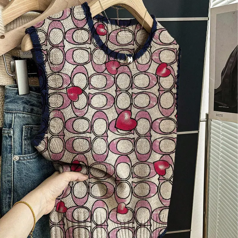 Women's spring/summer loose-fit round-neck sleeveless knitted top, Colorblock knit vest, for back-to-school casual style, features contrast dark blue trim, heart Valentine's print, for outdoor wear, pair with a vest