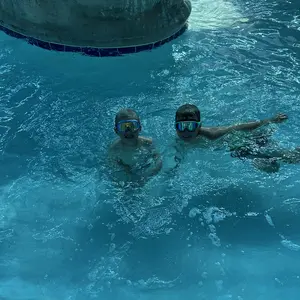 Kids Swimming Goggles, 2 Counts/set Anti-fog Goggles with Earplugs, Wide Vision Design Comfortable Silicone Material Goggles for Boys & Girls, Diving Swimming Goggles