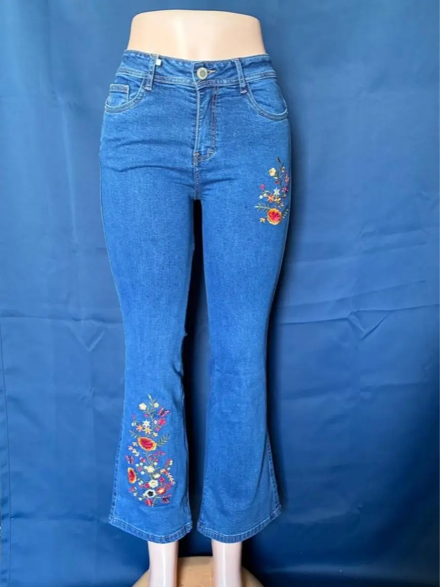Pantalon campana con bordado