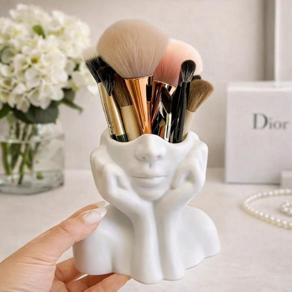 A Cute Makeup Brush Storage Box Shaped Like a Human Face • Featuring a Minimalist White Design That Captures The Relaxed Vibe of a Resting Face • This Artistic Piece for Your Desk Combines Practicality with Aesthetic Appeal
