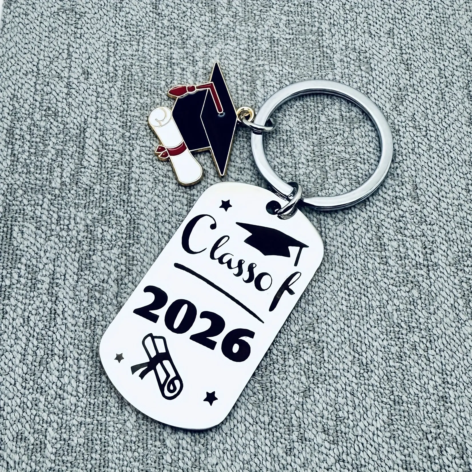 1pc 2026 Graduation Keychain, Stainless Steel Keychain, Key Holders - Bachelor'S Cap with "Class of 2026" & Diploma Design, Durable Iron Keyring for College & High School Students, Graduation Gift, Graduation Theme, Preppy Style, Accessory