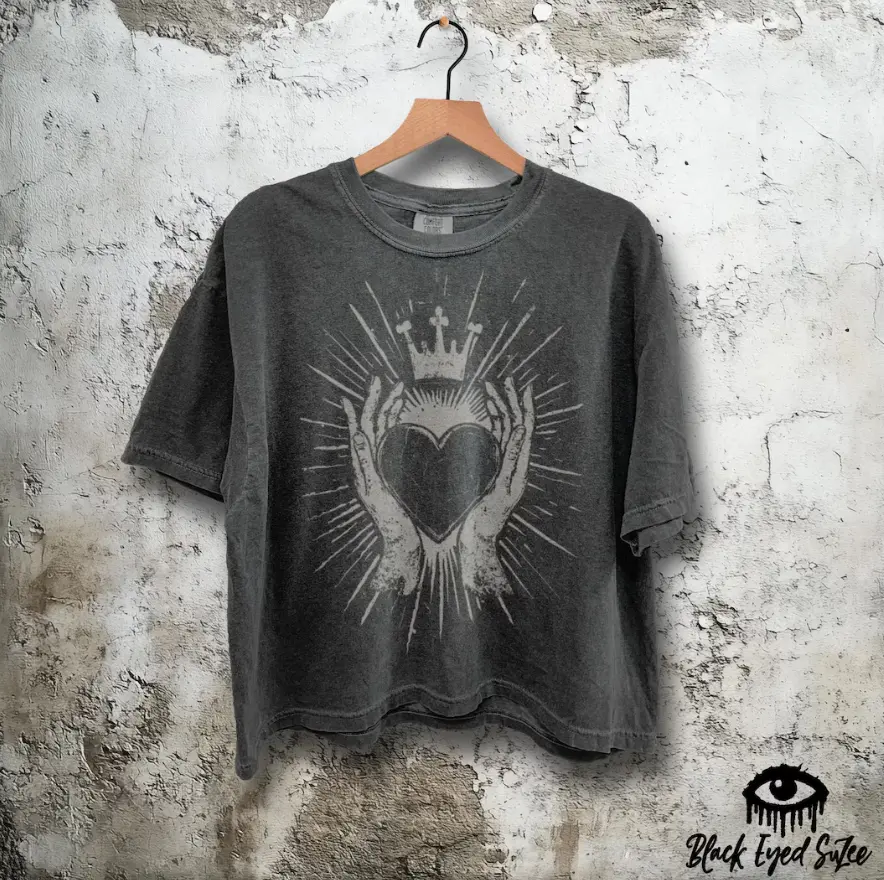Distressed Claddagh Graphic Shirt - Irish friendship, heart, love, loyalty Cropped T-Shirt – Womens Comfort Colors Boxy Crop Tee in Pepper
