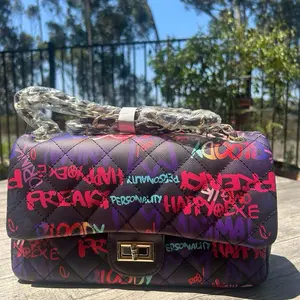 Un bolso de mano para mujer colorido estilo bandolero normalmente combina lo práctico de una bandolera (correa larga ajustable para llevar cruzado o al hombro) con un diseño vibrante y llamativo.