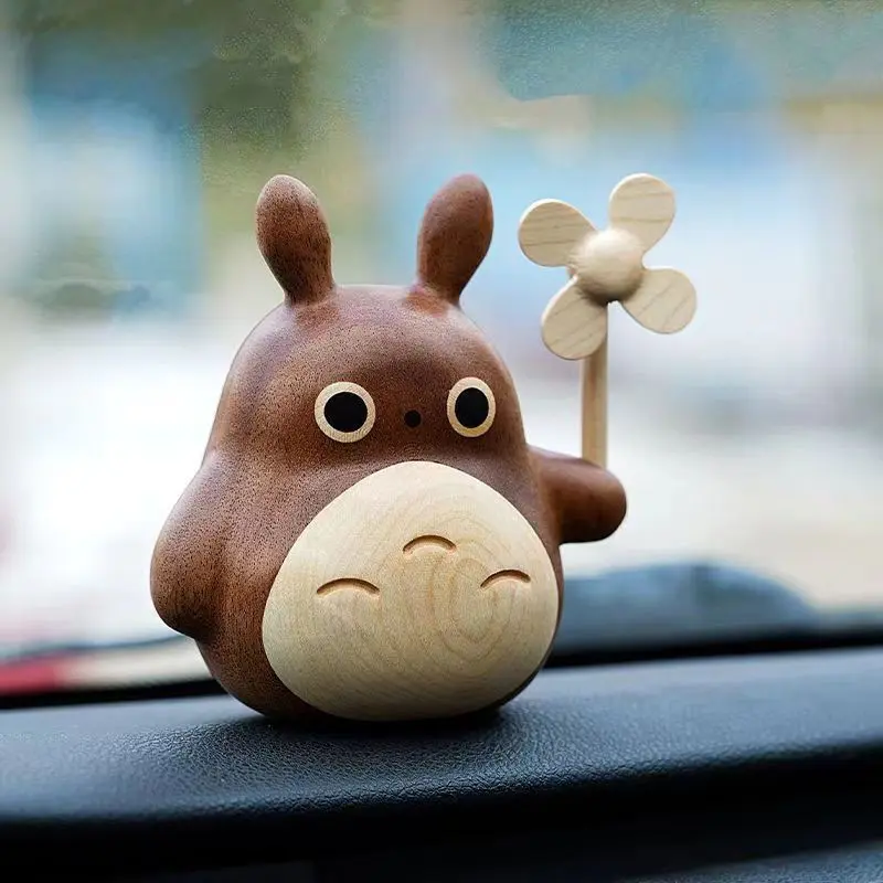 Totoro wooden ornament with aroma diffusion.