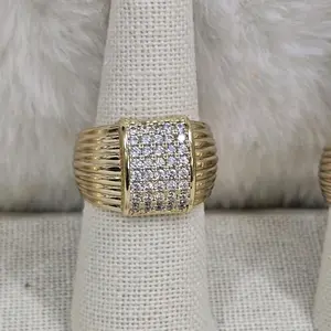 # 0190 Anillo de Cuadro Adiamantado Oro Laminado 14k Alta Calidad con Diseño Elegante y Brillante